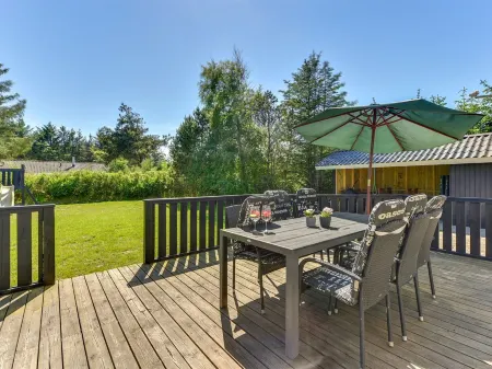 "Gustina" - 1.2km from the Sea Отели рядом с достопримечательностью «V. Hjermitslev Kirke»