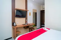 RedDoorz Plus Syariah @ Jalan Dokter Wahidin Bojonegoro Hotels in Kalitidu
