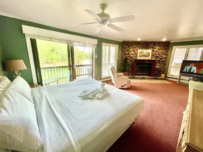 80Bpd, Four Bedroom, Two 1 2 Bath Log-Sided Condo with Lake View , Garage Condo Hôtels à : Center Township