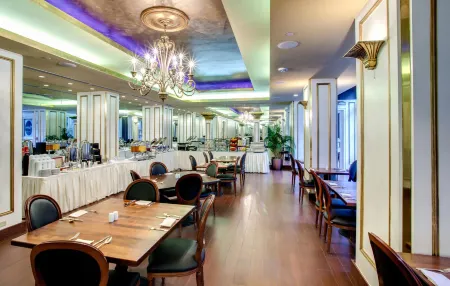 Hotel Mazarin Отели рядом с достопримечательностью «Лонг Вью Хаус энд Гарденс»