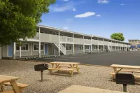 Days Inn by Wyndham West Yarmouth/Hyannis Cape Cod Area - Motels