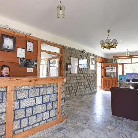 Tourist Hotel 10 Minutes Walking Distance from the Mall Отели рядом с достопримечательностью «Храм Хидимба-Деви»
