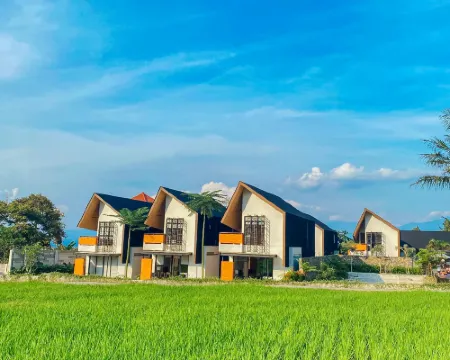 Lenirra Villa & Resto Hotels in Cijeruk