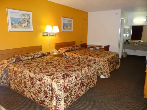 Magnuson Hotel Bradenton فنادق في Whitfield