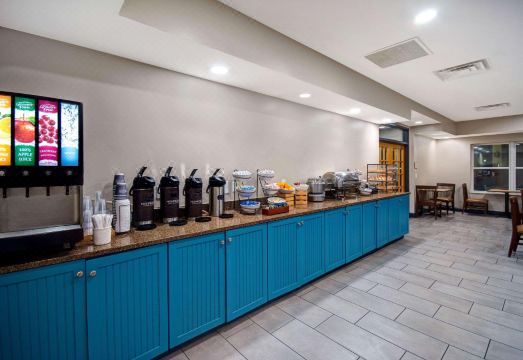 호텔 실내 수영장 및 휴식 공간