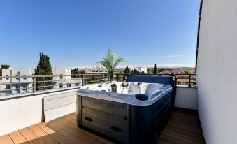Luxury Penthouse Berin with Rooftop Terrace and Jacuzzi