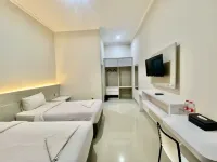 El Malik hotel Sumenep Hotel dekat Taman Lake'