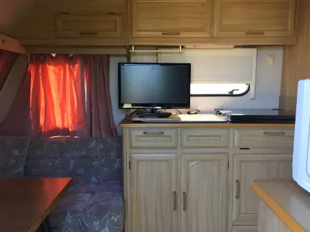 Heart Land Hills in Noto 37 Trailer House Sho Отели рядом с достопримечательностью «Notojima Glass Art Museum»