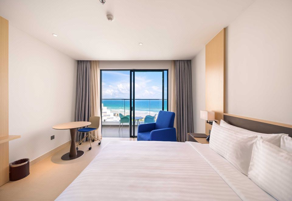 더 엠피레언 캄 란 비치 리조트의 전망 좋은 수영장 사진