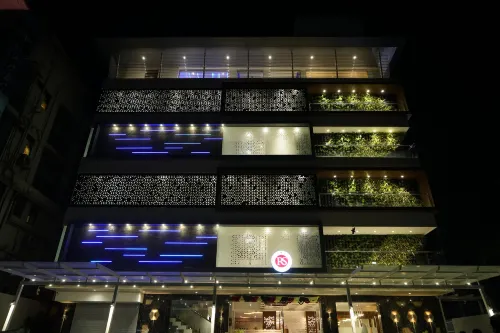 Hotel RS Exclusive Stay & Fine Dine - Near to Akola Junction - bar