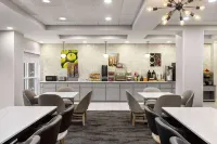 La Quinta Inn & Suites by Wyndham Mt. Laurel - Philadelphia - breakfast