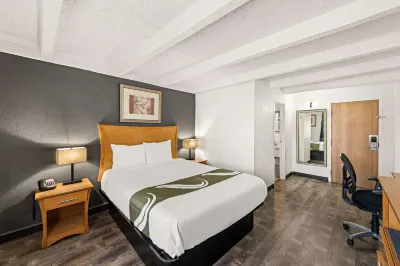 Quality Inn & Suites Near I-480 and I-29 Hotel dekat Iowa Western Community College