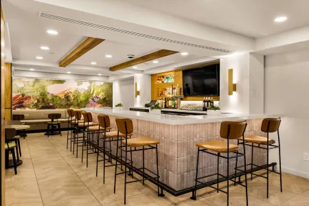 Oxford Suites Redding Отели рядом с достопримечательностью «McConnell Arboretum & Botanical Gardens»