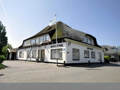 Hotel Op Diek Hotel dekat HRTC DOK