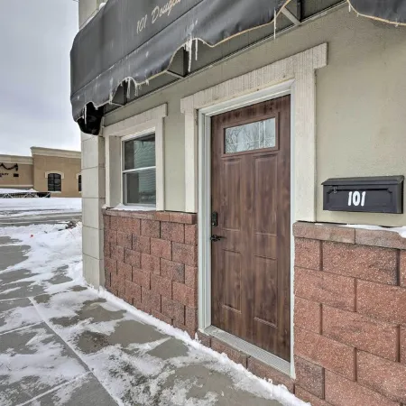 Regal River Retreat in the Heart of Yankton!