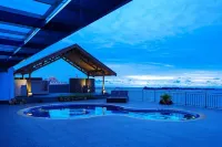 Swiss-Belhotel Waterfront Makassar - مسبح