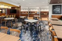 Fairfield Inn & Suites Waterloo Cedar Falls - breakfast