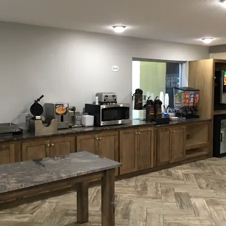 Super 8 by Wyndham Meridian