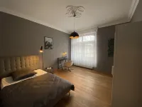 Zimmer mit Stuck in Co-Living Apartment Liebig54