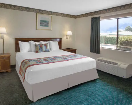 Travelodge by Wyndham Costa Mesa Newport Beach Hacienda Hotels in Costa Mesa