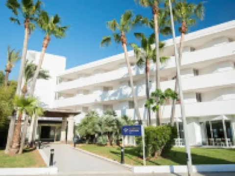 Globales Cala Bona โรงแรมในLlevant