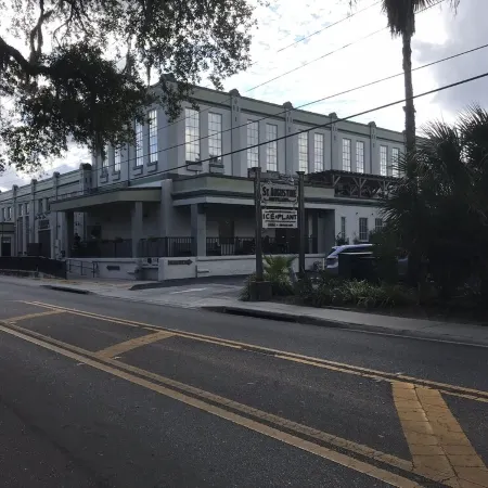F2, Downtown St. Augustine, POOL, beaches, spacious, free onsite parking!