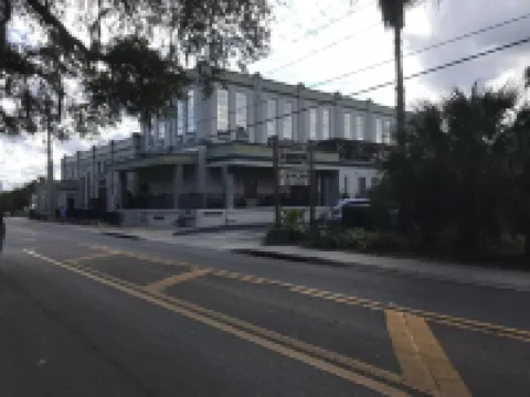 F2, Downtown St. Augustine, POOL, beaches, spacious, free onsite parking!