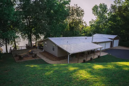 Sunset Cove - Beautiful waterfront - Relax & Unwind on the KY Lake - TN River Отели в г. Камден