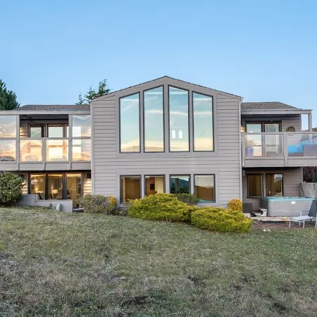 Spacious * Ocean View * Walking Trail to Beach * Hot Tub