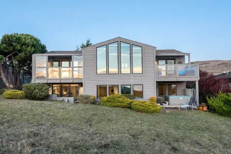 Spacious * Ocean View * Walking Trail to Beach * Hot Tub