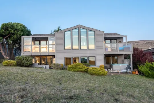 Spacious * Ocean View * Walking Trail to Beach * Hot Tub