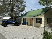Full remodel  No trailering to the Windrock, Norris Lake and Trails close by. Hotels in Lake City