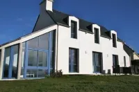 A house with the ocean at the end of the garden