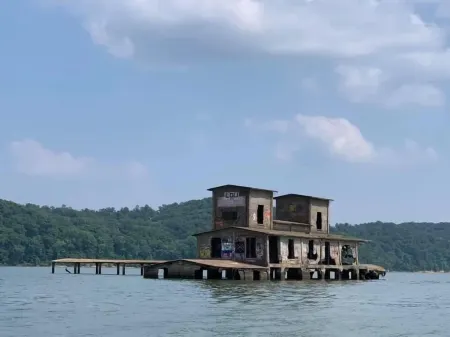 Charming 2-bedroom house by the lake in Dover TN Отели в г. Стьюарт