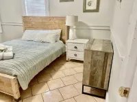 Charming Loverbirds Nest.  Steps from Sunkissesd Tybee Beach Pier and Pavilion
