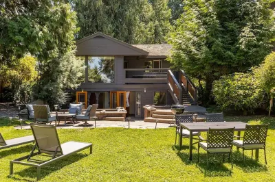 Beautiful Oasis on Lake Washington and Seward Park! Pool and Hottub ⭐️ Hotell i Seward Park