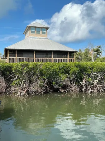 Catch n' Relax: 3BR/2BA Secluded Retreat with Private Dock & Beach Access.