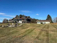Charming 4 bedroom house with Views, 200 acres, Private Schools, Ski, Hiking