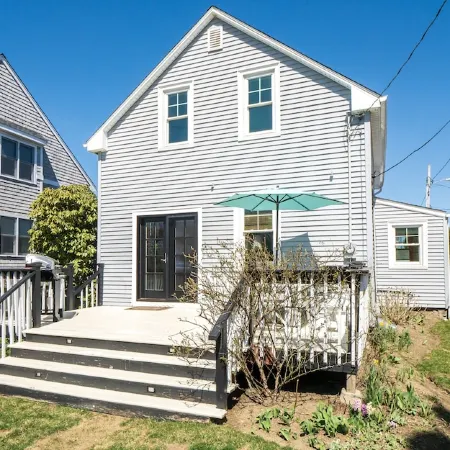Walk to Beach/Cliff Walk! Fantastic Location! Winter Rentals! Fenced Yard! Pets!