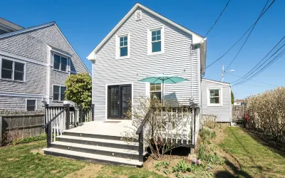 Walk to Beach/Cliff Walk! Fantastic Location! Winter Rentals! Fenced Yard! Pets! Hotel a 