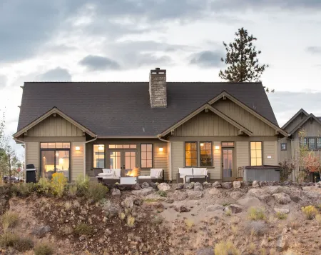 Bend's Best! Park ~ resort pool + amenities ~ fitness ~ golf~ hot tub ~ W/D ~ 🐶