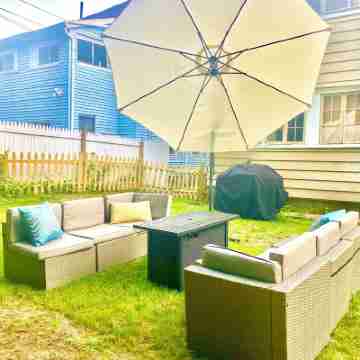 Mins from MGM, Downtown springfield, Mercy and Baystate Medical center. Others