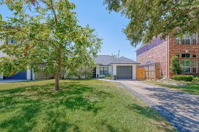 Stylish-Cozy 2-br in Bellaire relaxing home for the family and pet-friendly Hotel dekat Hannah Bacol Busch Gallery