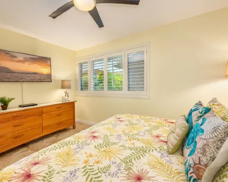 Ocean Front, Ground Level 1 Bedroom with King, Sleeps 4, with Cold AC Hotels in Kapaa