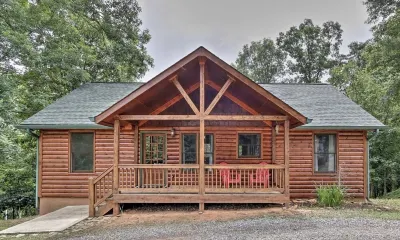 Cozy Cabin at a Mountain Resort 4 Mi to Downtown!