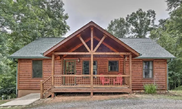 Cozy Cabin at a Mountain Resort 4 Mi to Downtown!