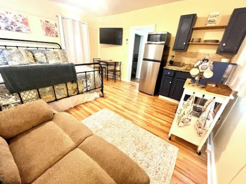 Historic Hilltop Guesthouse - Charming studio/cottage one block from downtown