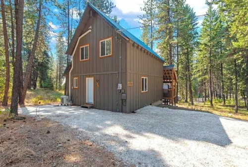 Newly owned Cabin w/ private hot tub, A/C & covered deck - Dog Friendly!