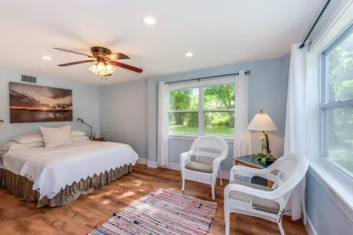 Main-Stay is a larger 2/1 central to all Naples