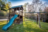 Ascension Cabin - huge yard, hot tub, above stream Hotels in Wilderness